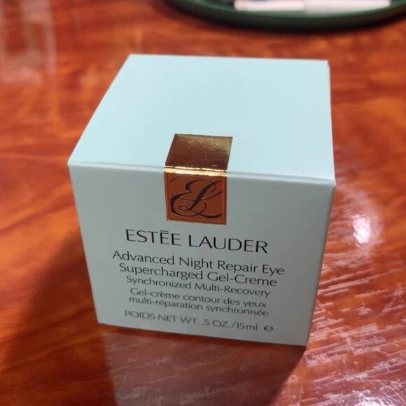 Estée Lauder Revitalizing Supreme+ Bright Power Soft Creme - Picture 5 of 12